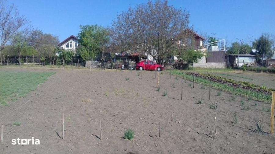 Teren de 2016 mp, în Lilieci