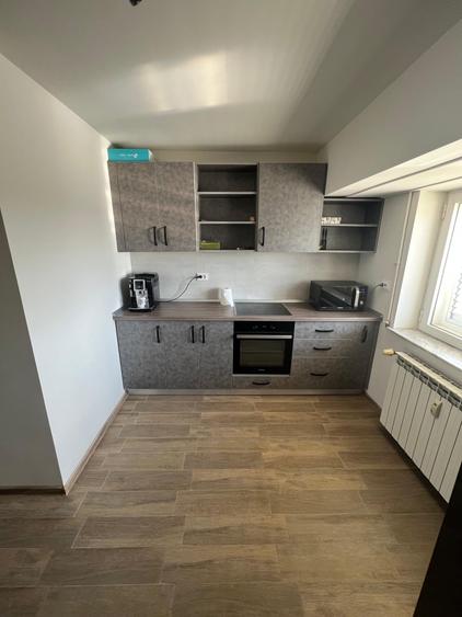 Apartament cu 4 camere semidecomandat, mobilat în P-ța Unirii