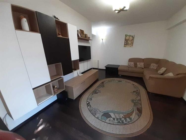 Apartament cu 3 camere semidecomandat în Central