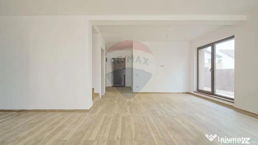 Casă cu 4 camere cu Teren 250 Mp în Noua