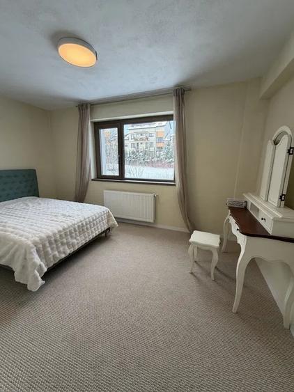 Apartament cu 3 camere semidecomandat, mobilat în Borhanci