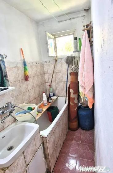 Apartament cu 3 camere semidecomandat în Km 4