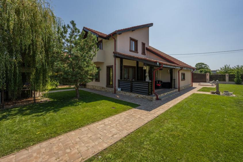 Casă individuală cu 4 camere cu Piscina în Domnești