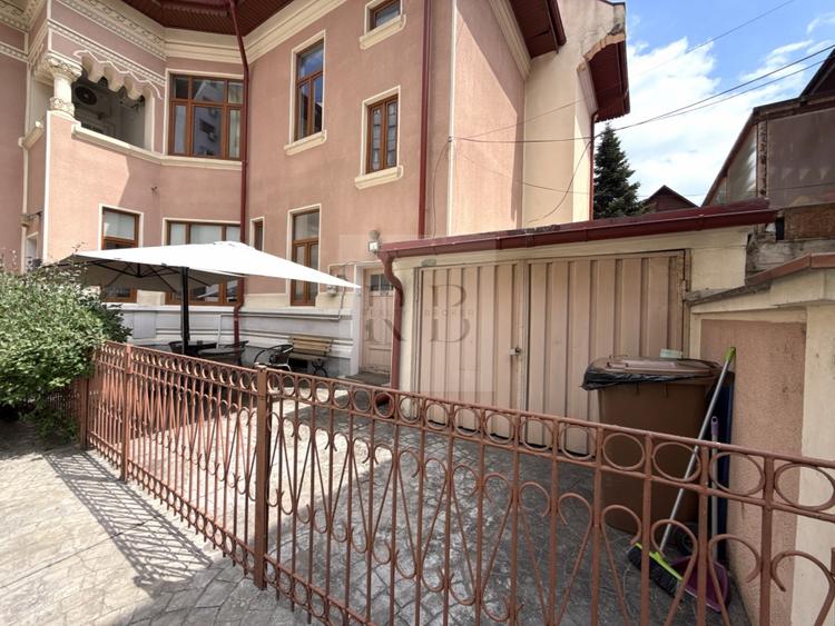 Casă individuală cu 6 camere cu Canalizare în Moșilor