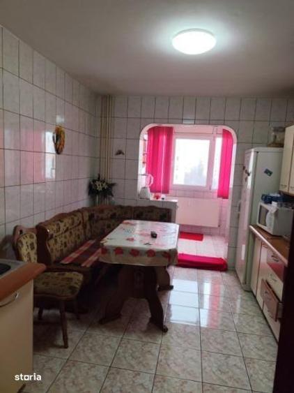 Apartament cu 4 camere decomandat, mobilat în Berceni