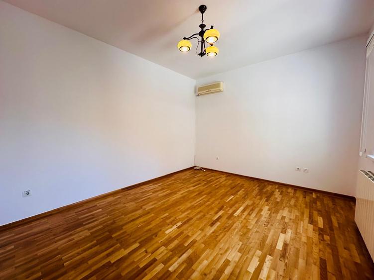 Casă individuală cu 9 camere cu Garaj în Vatra Luminoasă