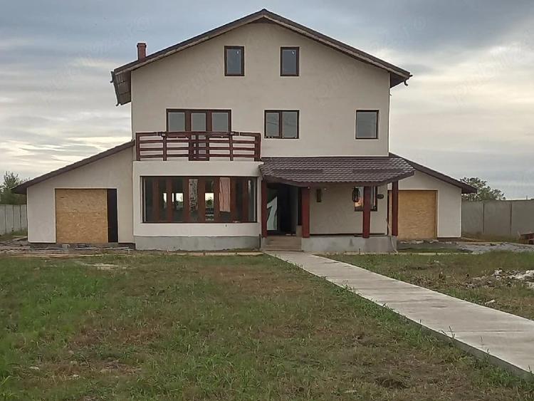 Casă cu 4 camere cu Teren 7500 Mp în Central