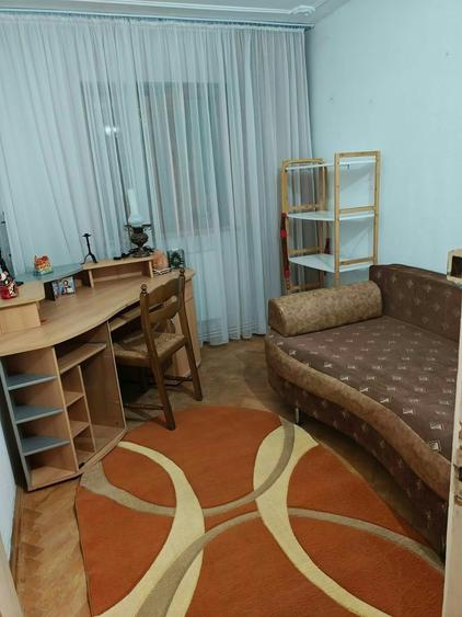 Apartament cu 3 camere semidecomandat în Alexandru cel Bun