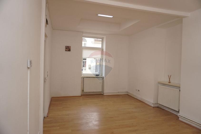 Spațiu comercial, de 23.700000762939 mp, în Central