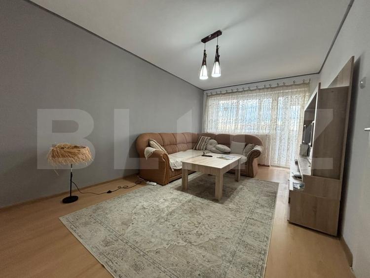 Apartament cu 3 camere decomandat, mobilat în Micro 6
