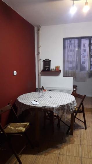 Apartament cu 3 camere decomandat în Berceni
