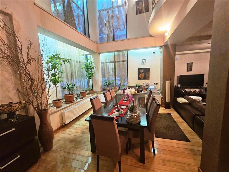 Duplex cu 10 camere cu Teren 750 Mp în Albert