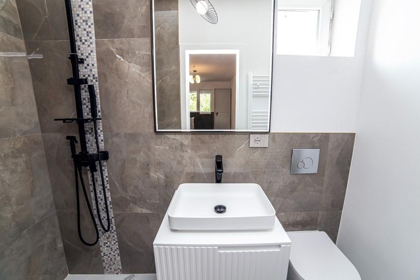 Apartament cu 2 camere decomandat, mobilat în P-ța Victoriei