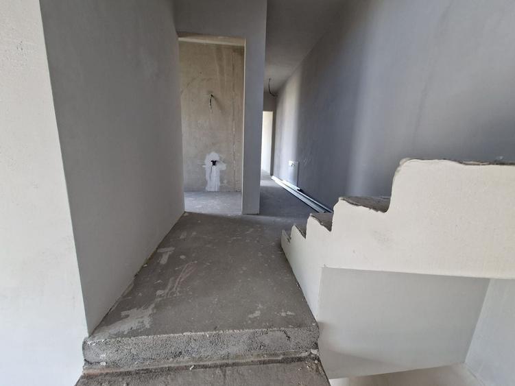 Duplex cu 5 camere cu Canalizare în Iris