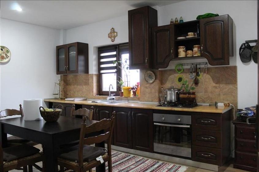 Apartament cu 10 camere decomandat, mobilat în Mineri