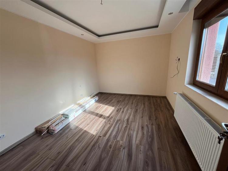 Casă individuală cu 5 camere cu Teren 600 Mp în Exterior Est