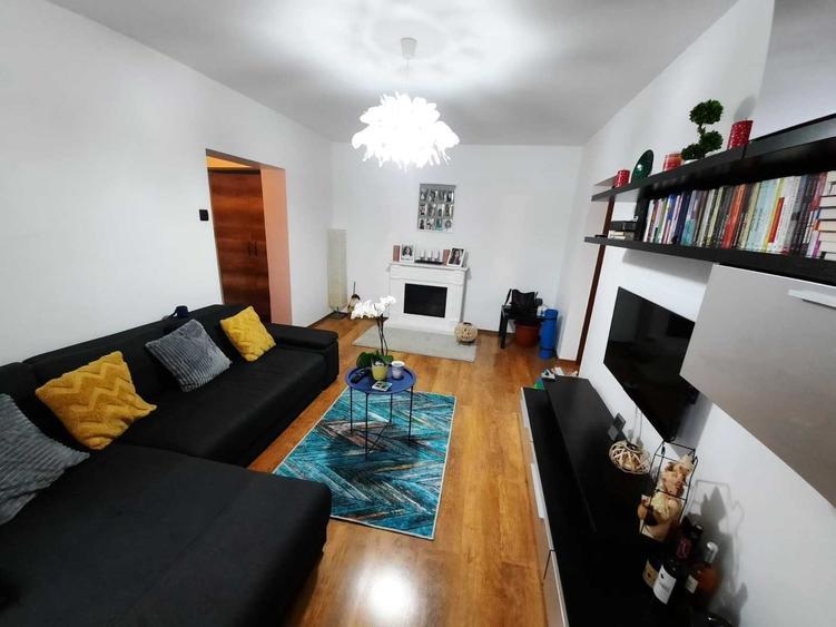 Apartament cu 3 camere semidecomandat în Calea București