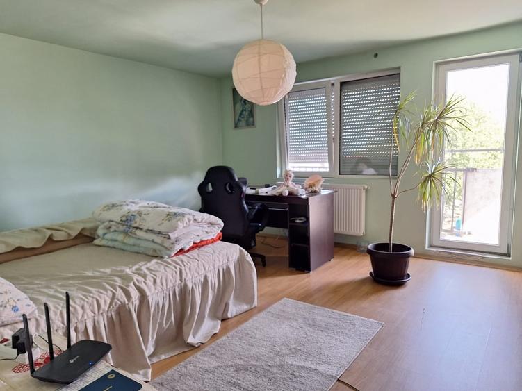 Casă cu 5 camere cu Teren 4200 Mp în Central