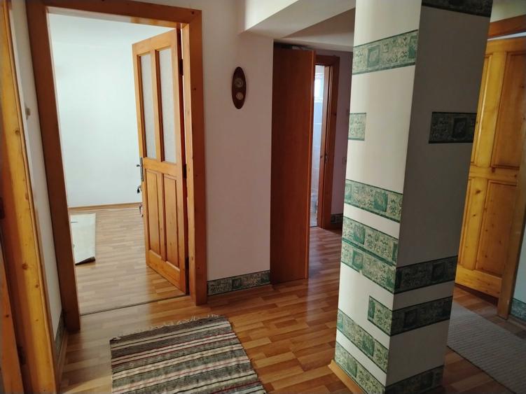 Apartament cu 4 camere decomandat în Central