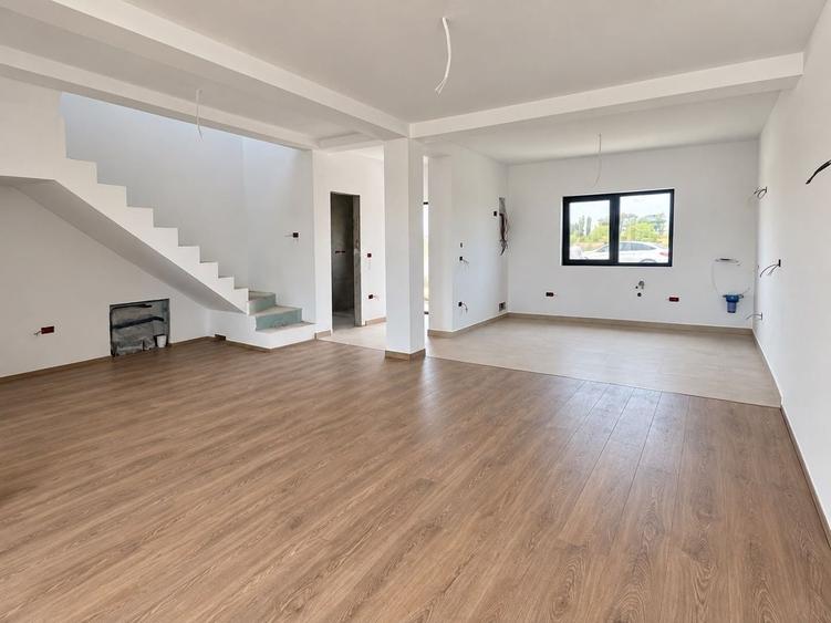 Duplex cu 4 camere cu Canalizare în Moșnița Nouă