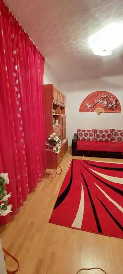 Apartament cu 3 camere semidecomandat în Deveselu