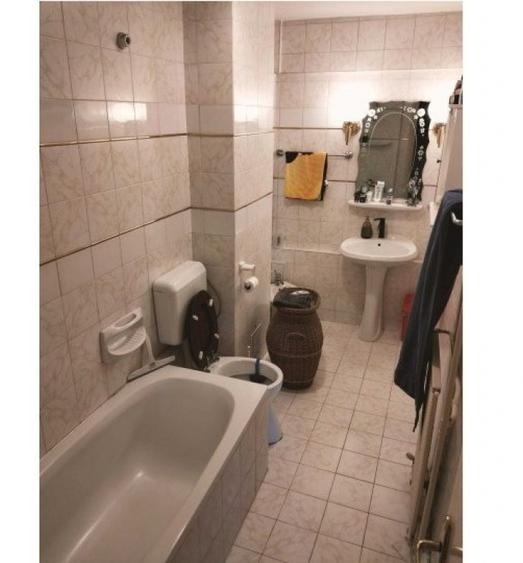 Apartament cu 4 camere semidecomandat în Tineretului