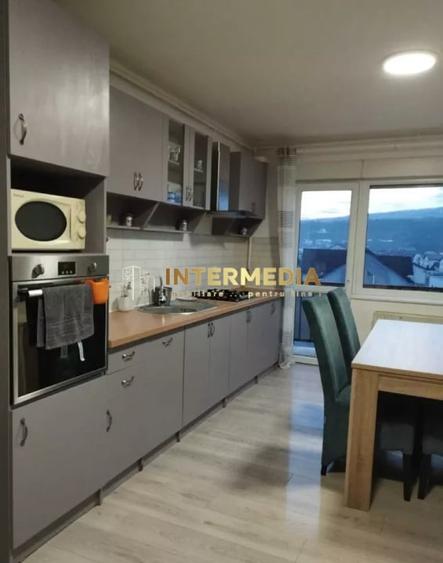 Apartament cu 3 camere decomandat, mobilat în Cetate