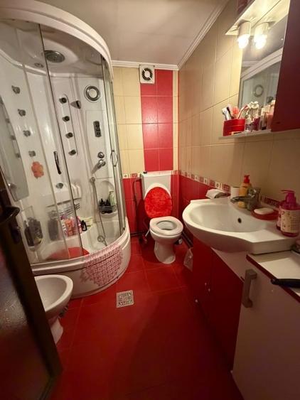Casă individuală cu 8 camere cu Canalizare în Chitila