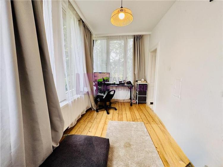 Apartament cu 3 camere semidecomandat, mobilat în Central