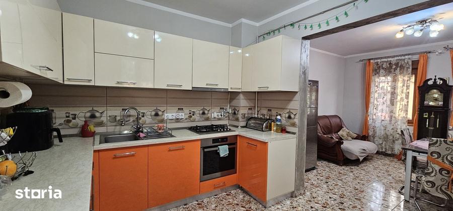 Casă cu 5 camere decomandat cu Teren 250 Mp în Lazaret
