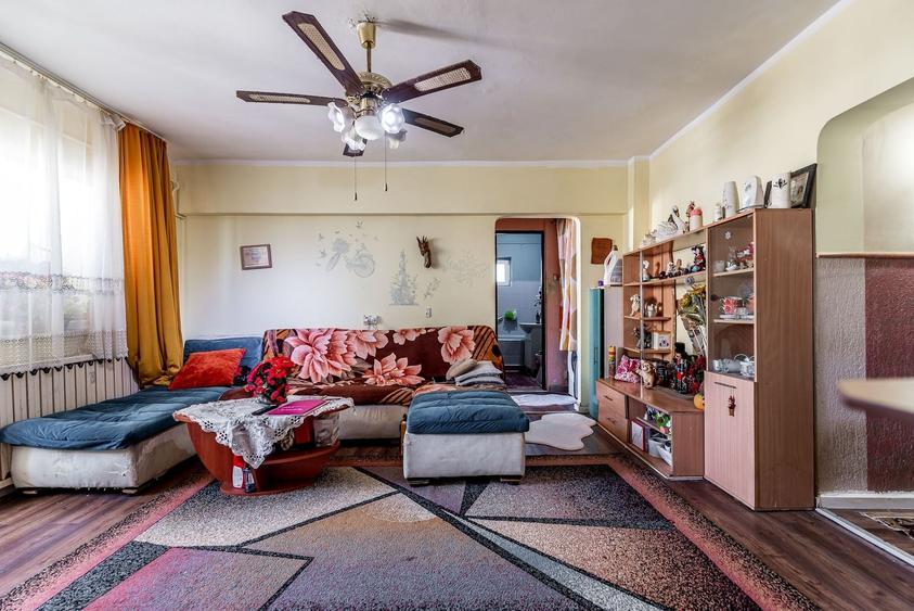 Apartament cu 5 camere semidecomandat în Micălaca