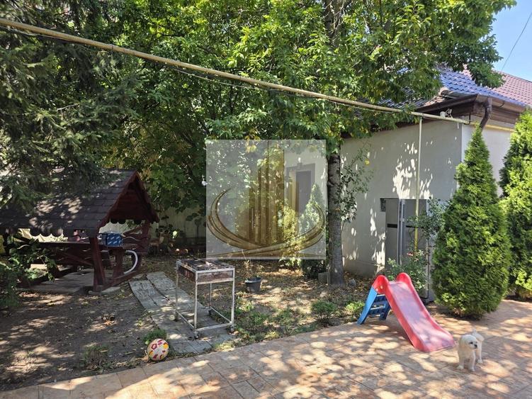 Casă individuală cu 6 camere cu Canalizare în Lipovei