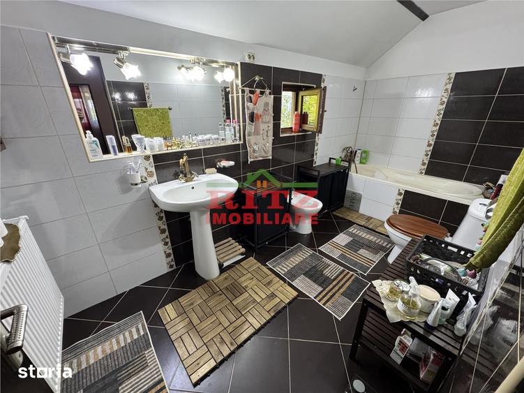 Casă cu 6 camere cu Teren 601 Mp în Central