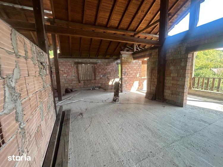 Casă cu 9 camere cu Teren 2342 Mp în Piatra Șoimului