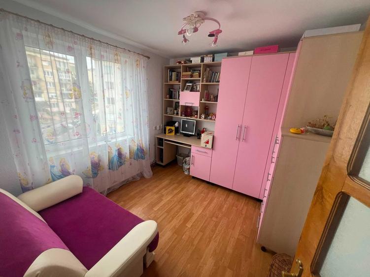 Apartament cu 3 camere decomandat în Central