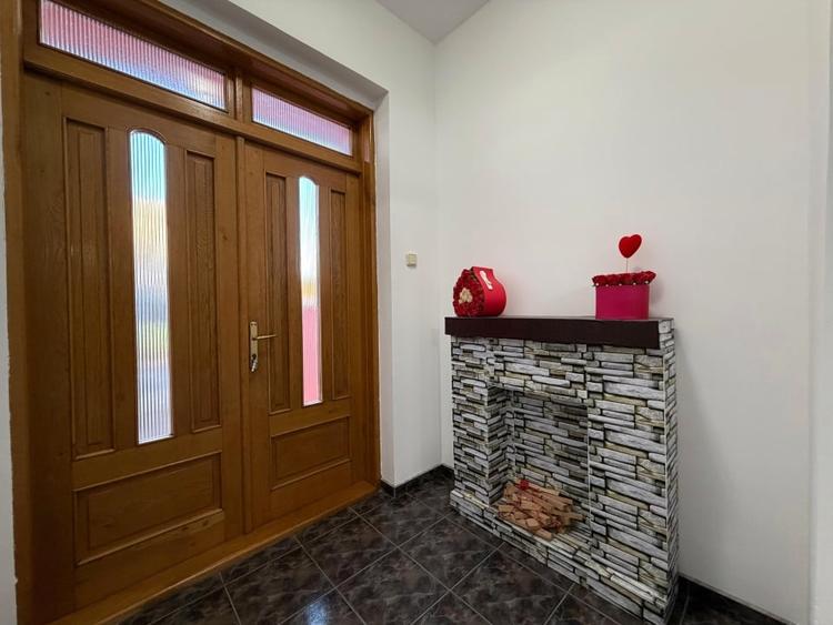 Duplex cu 8 camere cu Piscina în Cetate
