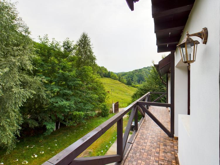 Casă individuală cu 12 camere cu Teren 3500 Mp în Exterior Vest