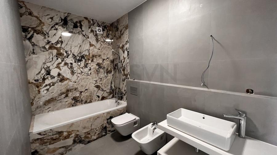 Penthouse cu 3 camere decomandat în Barbu Văcărescu