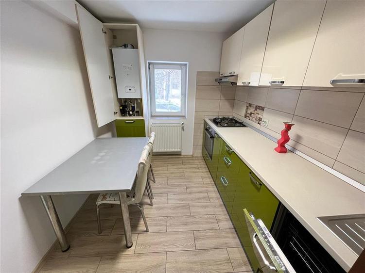Apartament cu 3 camere decomandat, mobilat în Est