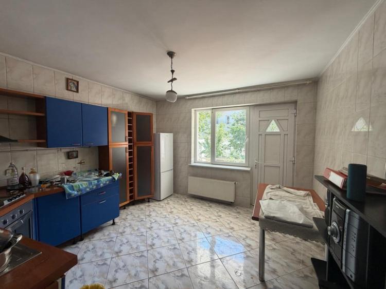Casă cu 5 camere cu Teren 1100 Mp în Central