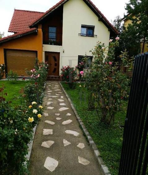 Casă individuală cu 4 camere cu Canalizare în Utvin
