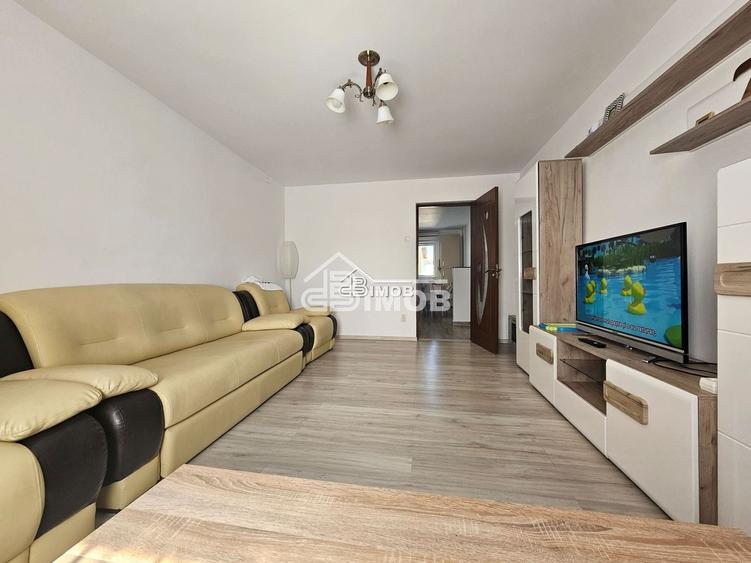 Apartament cu 3 camere decomandat, mobilat în Micro 11