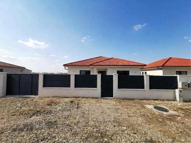 Casă individuală cu 4 camere cu Canalizare în Sântandrei