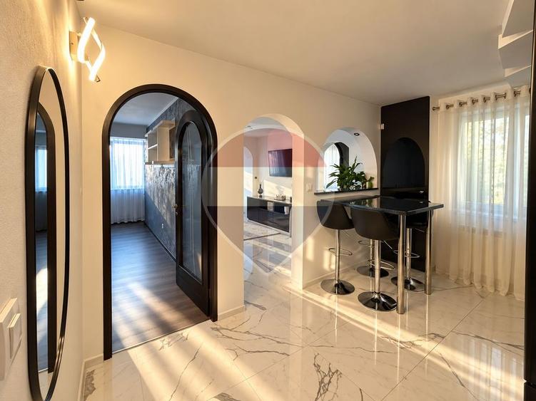 Apartament cu 3 camere semidecomandat, mobilat în Central