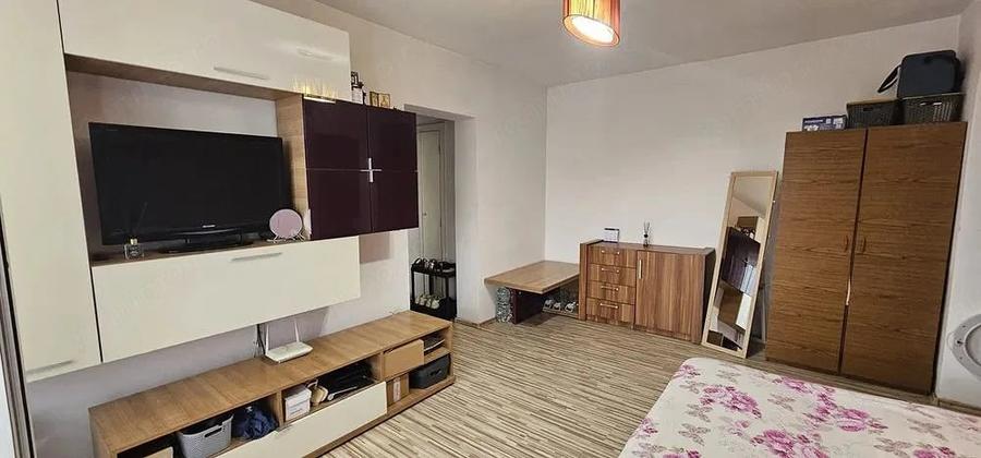 Apartament cu 3 camere semidecomandat în Calea Dumbrăvii
