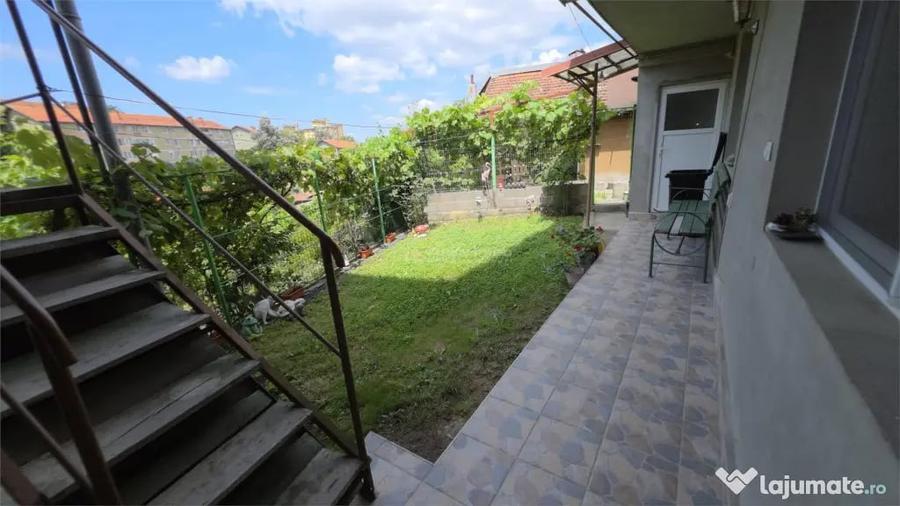 Casă cu 8 camere cu Teren 342 Mp în Central