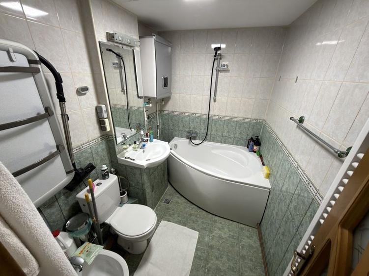 Apartament cu 3 camere semidecomandat în Exterior Vest