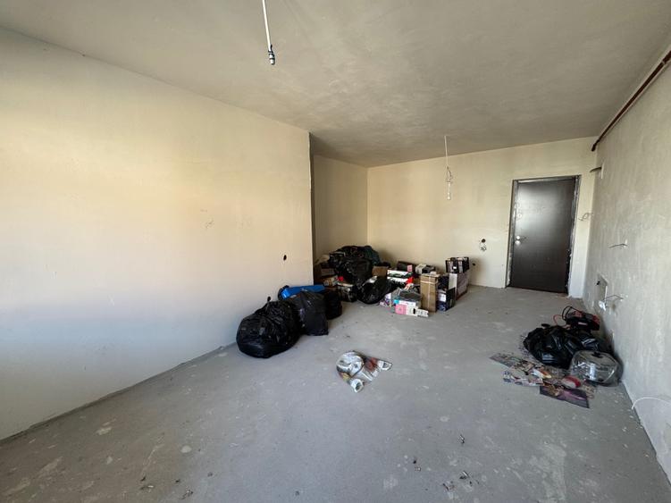Apartament cu 3 camere semidecomandat în Florești