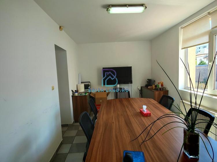 Casă individuală cu 10 camere cu Canalizare în 1 Mai