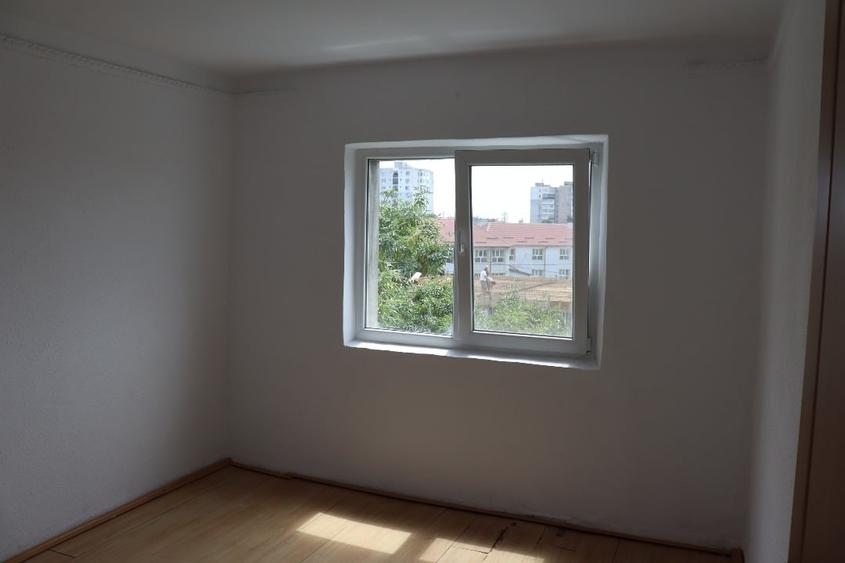 Apartament cu 3 camere semidecomandat în Micro 5